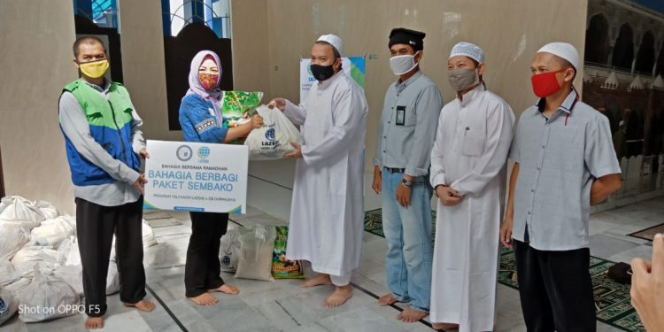 ZIS IIB Darmajaya Bersama LAZDAI Serahkan 50 Paket Sembako
