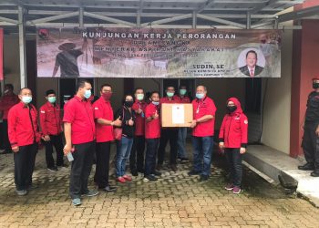 DPD PDIP Lampung Bagikan Sembako dan Alat Kesehatan