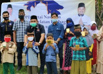 Wahrul Fauzi Bagikan Ratusan Alquran Untuk Santri TPA Palambapang