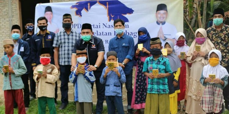 Wahrul Fauzi Bagikan Ratusan Alquran Untuk Santri TPA Palambapang