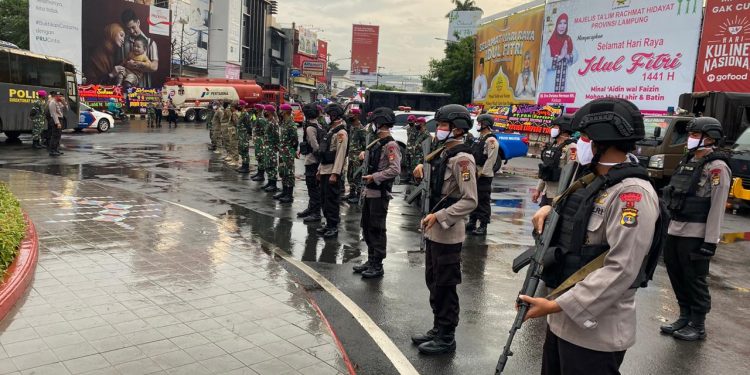 Aparat Cegah Kerumunan Di Pasar dan Pertokoan