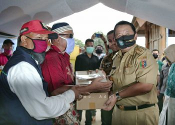Gubernur Arinal dan Ibu Riana Beri Bantuan Masyarakat Terdampak Covid-19 di Piabung 