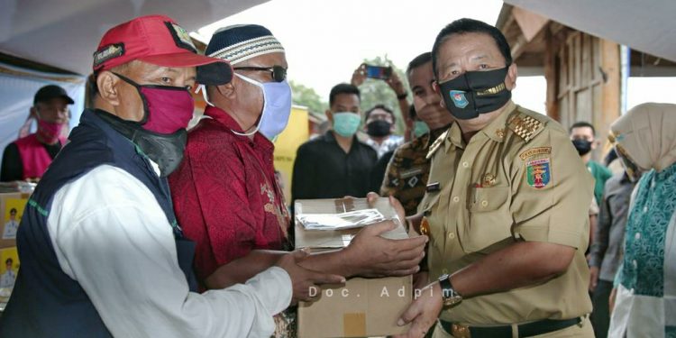 Gubernur Arinal dan Ibu Riana Beri Bantuan Masyarakat Terdampak Covid-19 di Piabung 