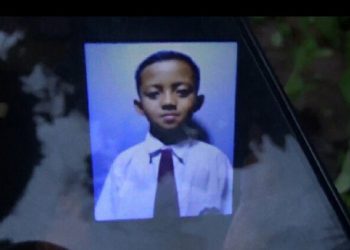 Tangisan Nira Anggini Di Depan Jenazah Anaknya