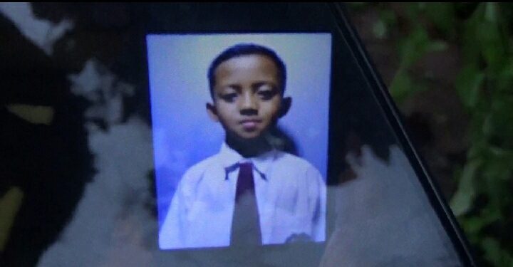 Tangisan Nira Anggini Di Depan Jenazah Anaknya