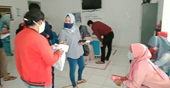 Tagihan Listrik Naik 100%, Puluhan Pelanggan Datangi Kantor PLN Way Halim