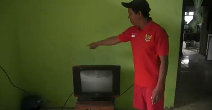 Pencuri Santai Gondol TV, Terekam CCTV