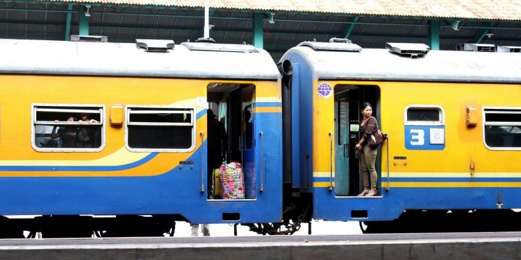 New Normal, Wajib Pakai Face Shield hingga Larangan Bicara di Kereta