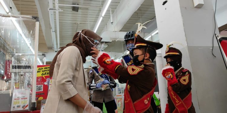 Aksi Polisi Cilik Patroli Pengunjung Mall Bumi Kedaton dan Mall Kartini