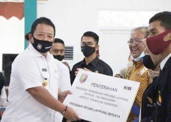 Gubernur Lampung Beri Beasiswa 425 Mahasiswa Anak Petani