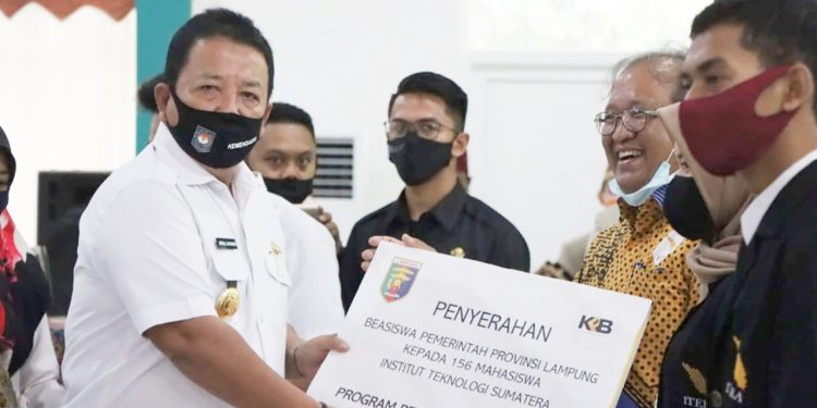 Gubernur Lampung Beri Beasiswa 425 Mahasiswa Anak Petani