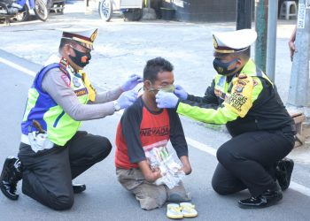 Kalau Keluar Rumah Pakai Masker Ya!