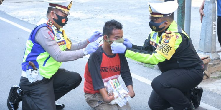 Kalau Keluar Rumah Pakai Masker Ya!