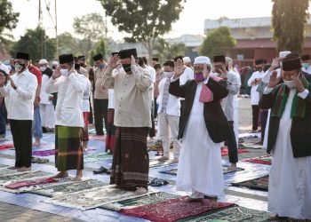 Gubernur Arinal dan Keluarga Sholat Idul Adha 1441 H di PKOR Way Halim