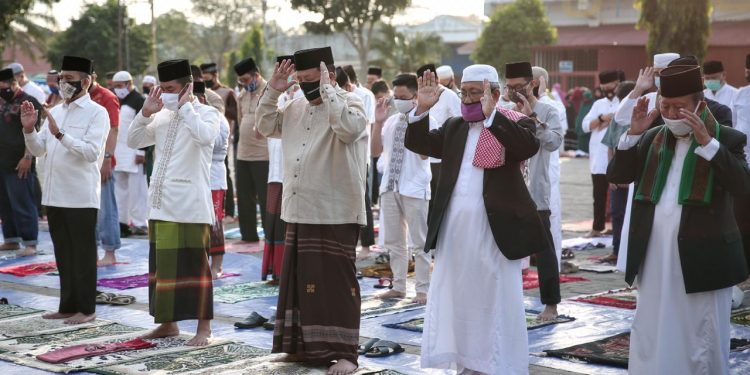 Gubernur Arinal dan Keluarga Sholat Idul Adha 1441 H di PKOR Way Halim