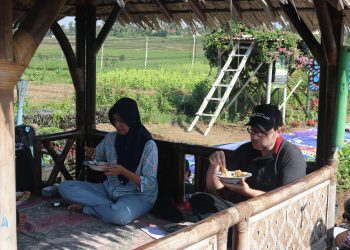 Wisawatan Asing Makan Pecel Organik di Agrowisata UM Metro