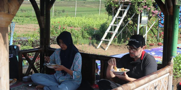 Wisawatan Asing Makan Pecel Organik di Agrowisata UM Metro