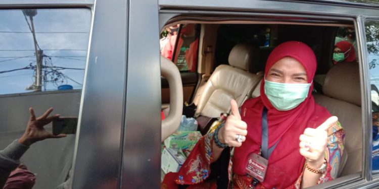 Eva Dwiana – Dedi Amarullah Daftar Ke KPU Diantar Partai Pengusung