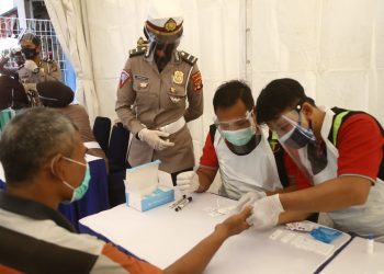 Supir dan Kernet Bus Terminal Rajabasa Jalani Rapid Test