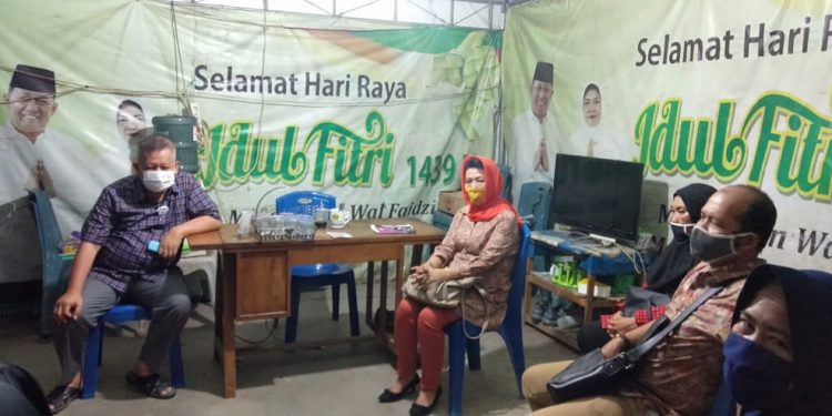 Warga Tunjukkan Dukungan Dengan Sambangi Rumah Yusuf Kohar