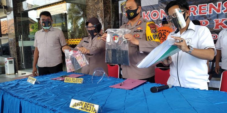 Dua Pegawai Dinas PMPTSP Lampung Nirwan dan Edi Resmi Ditetapkan Tersangka