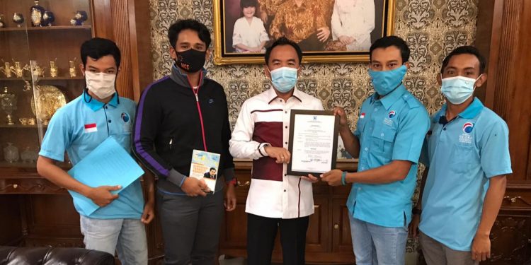 Gelora Way Kanan Beri Surat Rekomendasi Pasangan Raden Adipati Surya-Ali Rahman