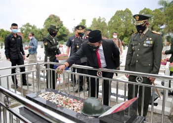 Gubernur Arinal Tabur Bunga Di Makam Pahlawan Peringati HUT Ke-75 TNI