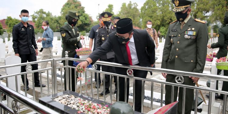 Gubernur Arinal Tabur Bunga Di Makam Pahlawan Peringati HUT Ke-75 TNI