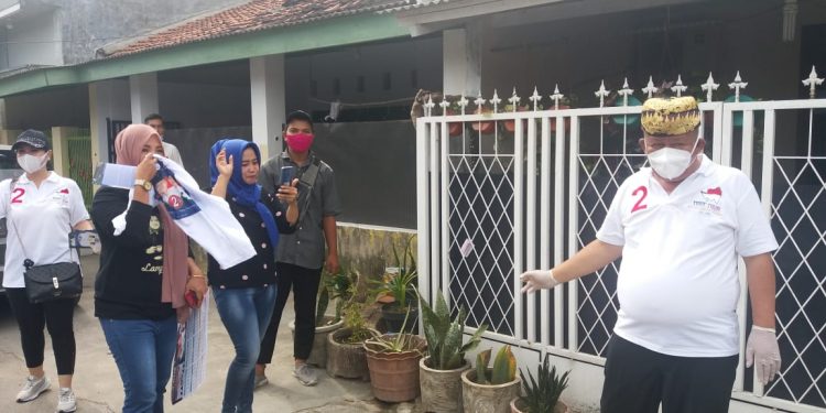 Warga Permata Biru Antusias Sambut Pasangan Yutuber