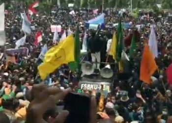Tolak Omnibus Law,  Ribuan Mahasiswa Kepung Gedung DPRD Lampung