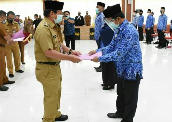 Herman HN Serahkan SK PNS Kepada 450 CPNS