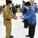 Herman HN Serahkan SK PNS Kepada 450 CPNS