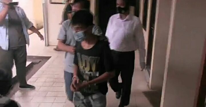 Curi Ponsel Di Warung, Aksi Pria Ini Terekam CCTV