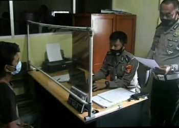 Berusaha Pindahkan Kaki Anak Dari Persneling, Truk Tabrak Pejalan Kaki