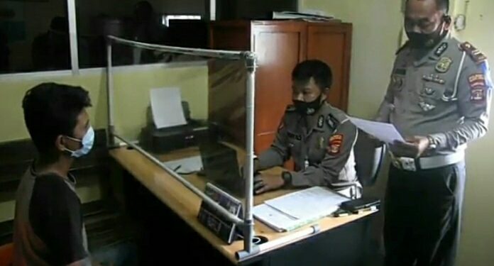 Berusaha Pindahkan Kaki Anak Dari Persneling, Truk Tabrak Pejalan Kaki