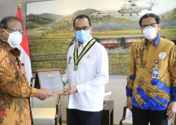 Menhub Budi Karya Sumadi Terima Penghargaan ITERA Adi Karsa Utama