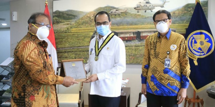 Menhub Budi Karya Sumadi Terima Penghargaan ITERA Adi Karsa Utama