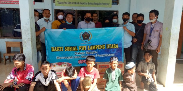 PWI Lampura Salurkan Bantuan Ke Ponpes Dan Panti Asuhan