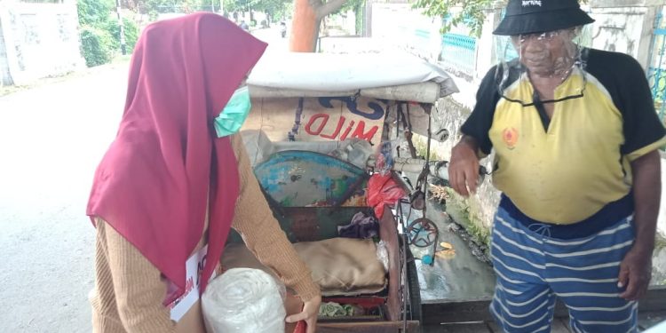 Bertahan Hidup di Becak, Supratikno Bahagia Dapat Bingkisan APD dan Makanan