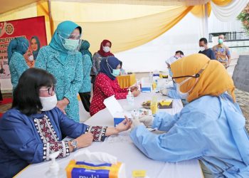 Peringati Hari Ibu ,  Ketua Tim Penggerak PKK Riana Sari Arinal Buka Rapid Test Gratis