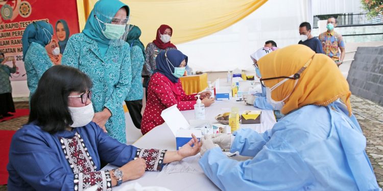 Peringati Hari Ibu ,  Ketua Tim Penggerak PKK Riana Sari Arinal Buka Rapid Test Gratis
