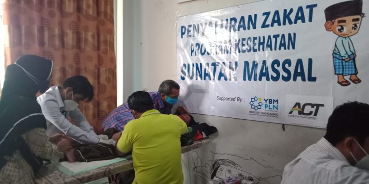 20 Anak Prasejahtera Ikut Khitan Massal YBM PLN-ACT Lampung