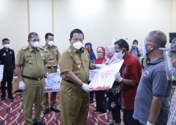 Gubernur Arinal Salurkan Bantuan Tunai PKH, Program Sembako, dan Bansos