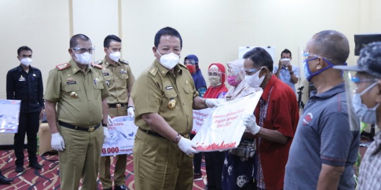 Gubernur Arinal Salurkan Bantuan Tunai PKH, Program Sembako, dan Bansos