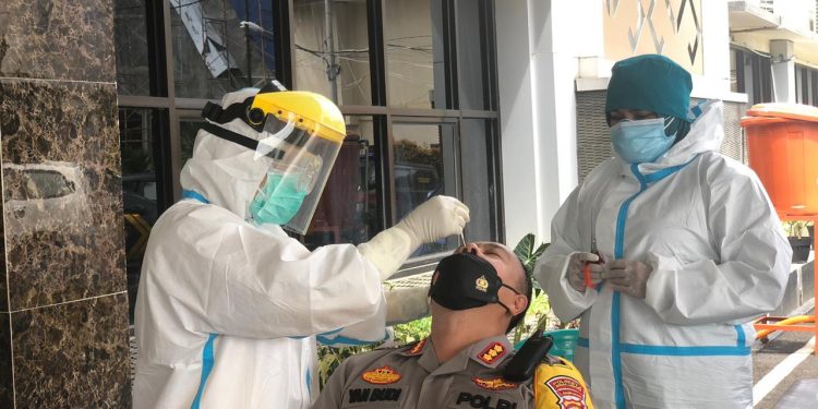 Polresta Bandar Lampung Lakukan Rapid Test Antigen Pada 30 Personil