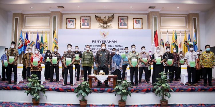 Gubernur Arinal Terima  SK Hutan Sosial dari Presiden untuk 37.728 KK