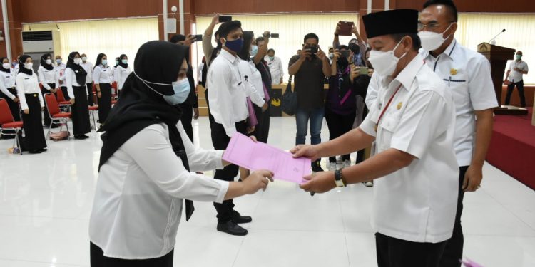 Walikota Bandar Lampung Herman HN Berikan 341 SK Pengangkatan Calon PNS