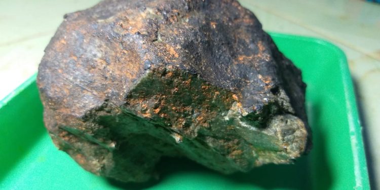Batu meteorit di Lampung Tengah yang jatuh di rumah warga Dusun 5 Astomulyo, Punggur, Lampung Tengah.