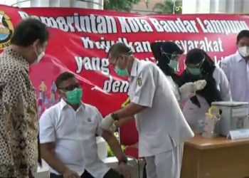 Disuntik Vaksin Sinovac, Wiyadi : Untung Jarumnya Masuk