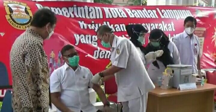 Disuntik Vaksin Sinovac, Wiyadi : Untung Jarumnya Masuk